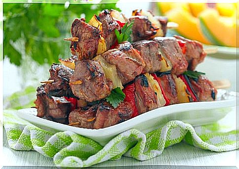 You can-accompany-your-turkey-skewers-with-other-foods-like-mash.