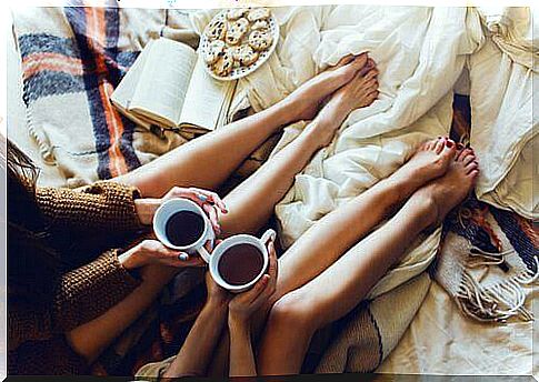 Friends-drinking-coffee