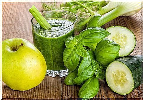 Green apple, cucumber and ginger juice to lose weight