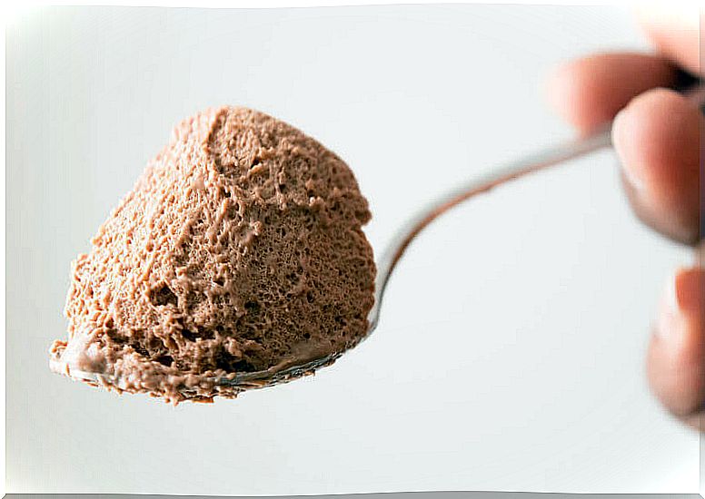 Chocolate mousse spoon