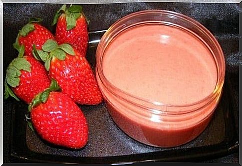 Strawberry mask with honey to reduce freckles