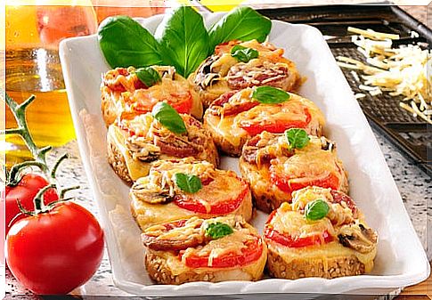 Mini cheesecakes with tomato 