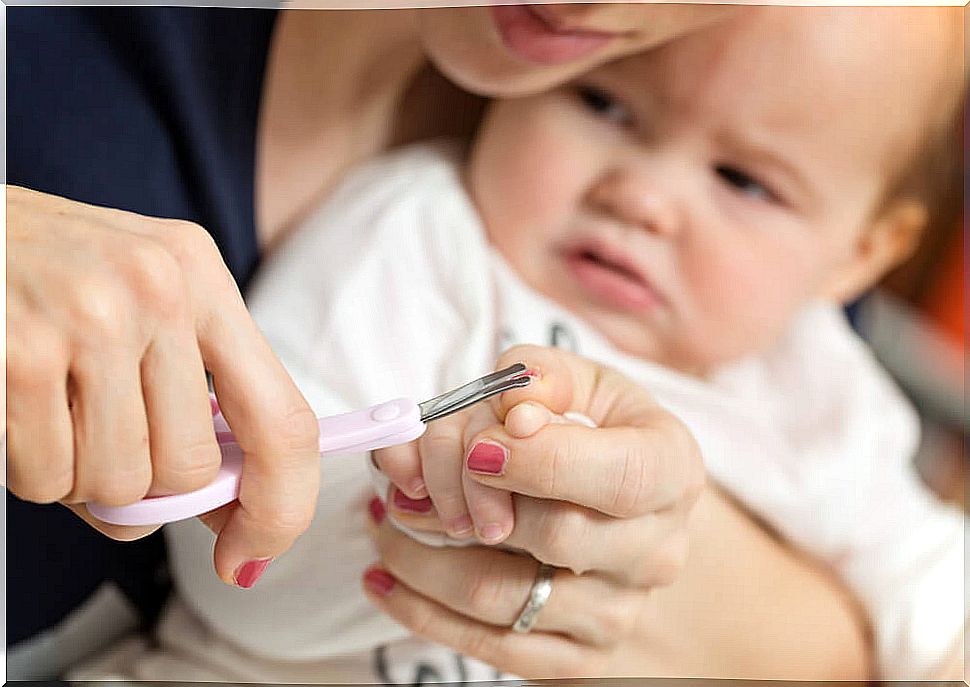 Trimming the baby's nails is one of the personal hygiene habits.