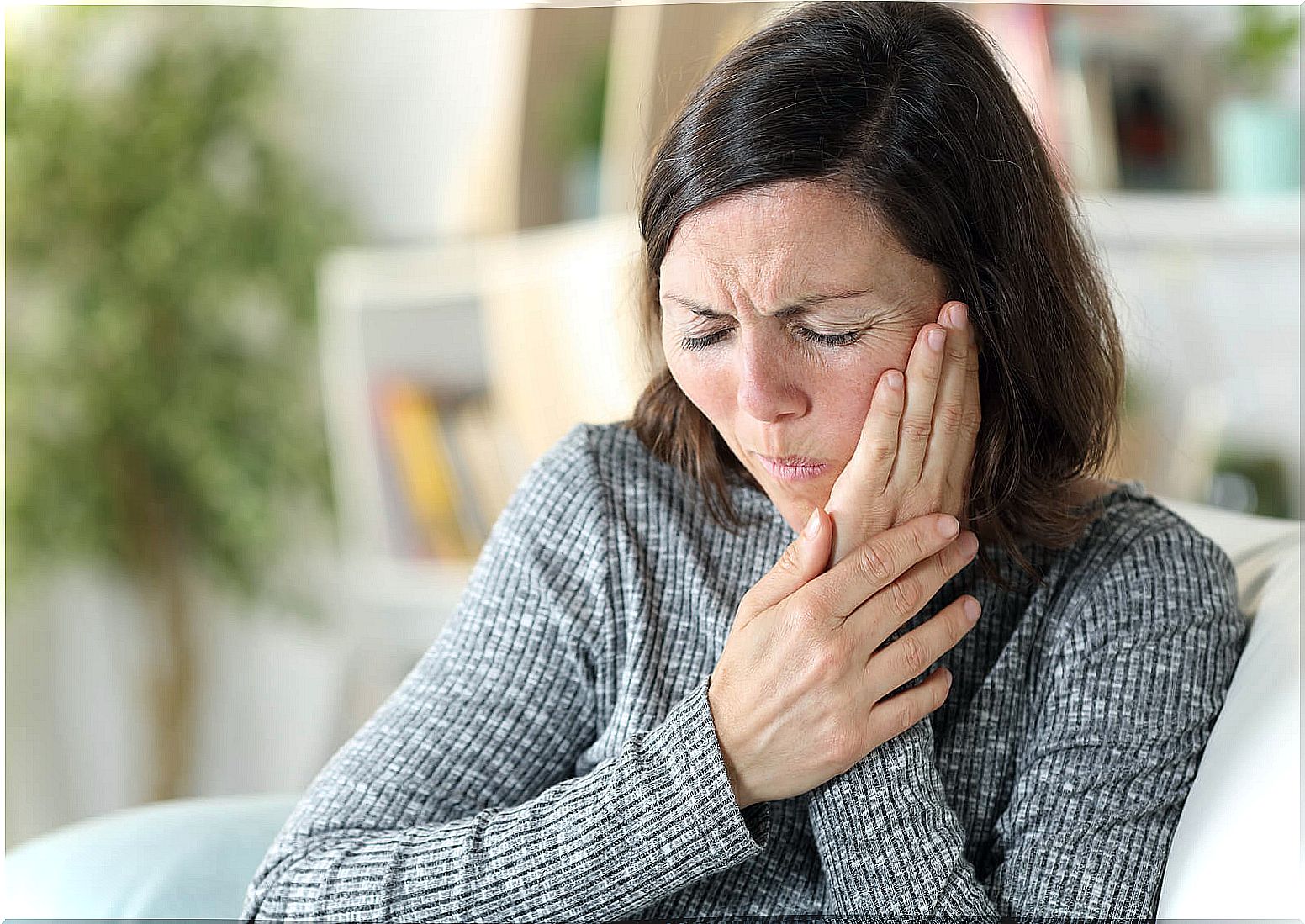 Toothache soothed with natural remedies.